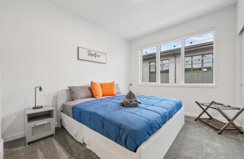 Southwest Calgary House | Spacious 3 Story Townhome, 2 Car Garage, Sleeps 8, Heater & AC, King Bed, Easy Ski Access, Next to WinSport, 10km from Calgary Downtown, Near Banff