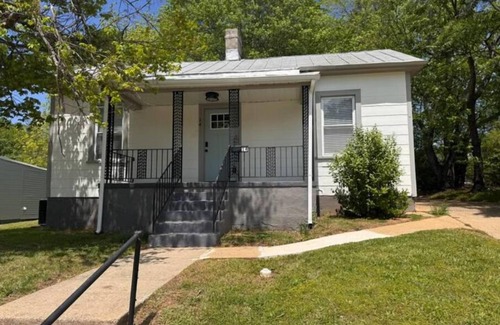 Danville House | Spacious 3bd/1b home - .9 miles to Casino