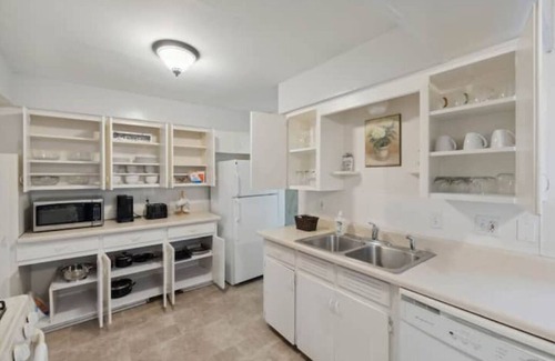 Ottawa House | Spacious 3Bd-PoolTable, Office, Deck-Pets OK. 1 mile from University of Toledo.