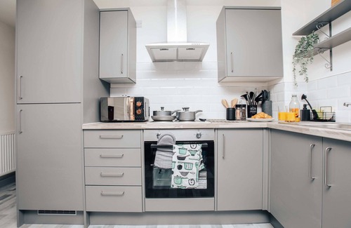 Tipton House | SPACIOUS 3BD TOWNHOUSE w 2WCs+15MINS TO BHAM &WOLV