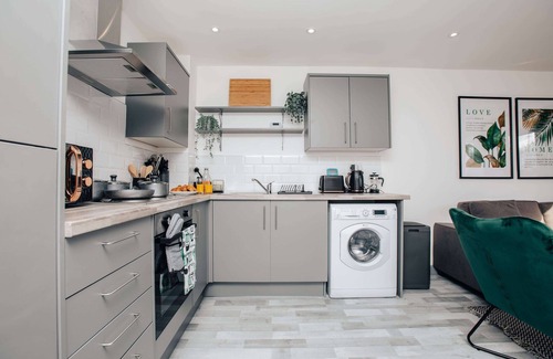 Tipton House | SPACIOUS 3BD TOWNHOUSE w 2WCs+15MINS TO BHAM &WOLV