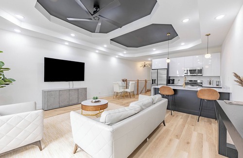 Washington Park Condo | Spacious 3BDR Luxury Penthouse 10 min from Downtown Chicago