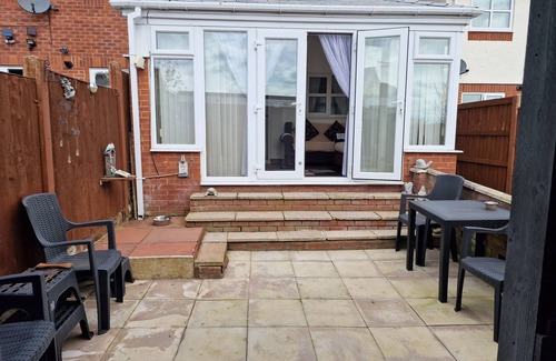 Wrexham House | Spacious 3bed semi/Gamesroom/Drive/10mins to City
