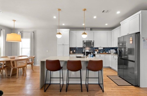 East MLK House | Spacious 3BR Getaway w Free Parking Pet Friendly!