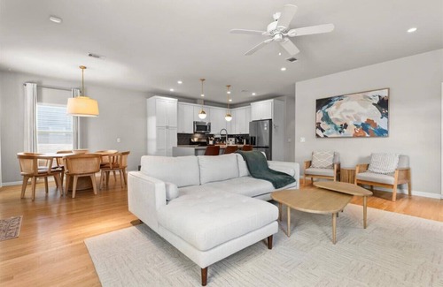 East MLK House | Spacious 3BR Getaway w Free Parking Pet Friendly!