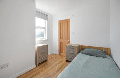 Thornton Heath House | Spacious 4 bed, 3 bath house - Free parking