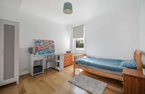 Thornton Heath House | Spacious 4 bed, 3 bath house - Free parking