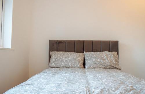 Roundhay Apartment | Spacious 4-Bed Flat - 10 Mins to City Centre