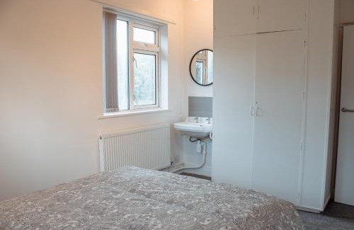 Roundhay Apartment | Spacious 4-Bed Flat - 10 Mins to City Centre