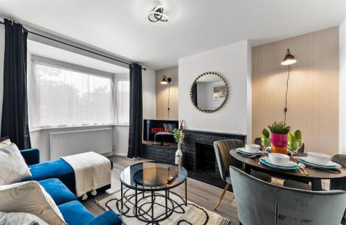 Cambridge House | Spacious 4 Bed In Cambridge - Garden - Games Room