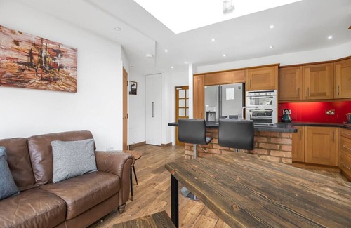 Kenton East Apartment | Spacious 4-bedroom retreat with easy tube access and parking