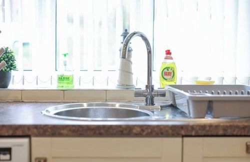 Gateshead House | Spacious 4 Bedroom House with Parking