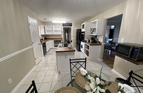 Warner Robins House | Spacious 4 Bedroom home that sleeps up to 8 guests