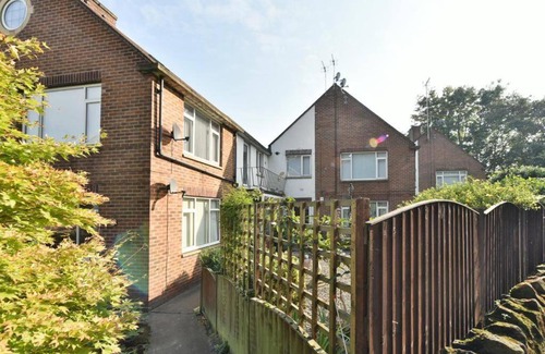Pontefract Apartment | Spacious 4 Bedroom, 2 bathroom House