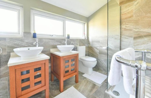 Pontefract Apartment | Spacious 4 Bedroom, 2 bathroom House