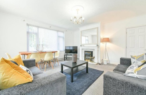 Pontefract Apartment | Spacious 4 Bedroom, 2 bathroom House