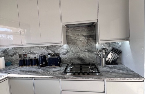 Uxbridge North Apartment | Spacious 4-bedroom apartment in Uxbridge with relaxing Hot tub and Pool table