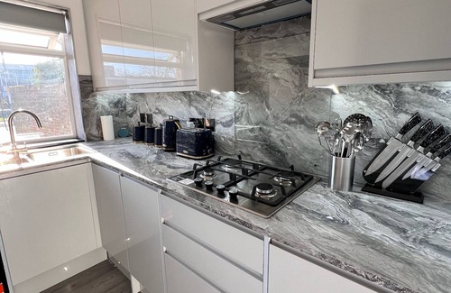 Uxbridge North Apartment | Spacious 4-bedroom apartment in Uxbridge with relaxing Hot tub and Pool table