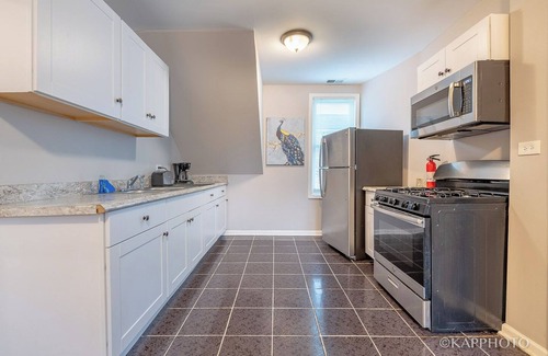 Ducktown Apartment | Spacious 4-bedroom apartment with AC and WiFi in terrific Chicago
