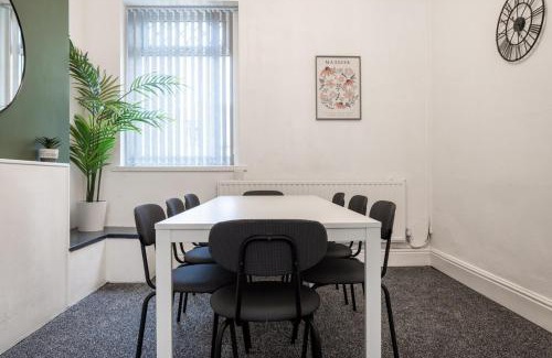 Grangetown House | Spacious 4-Bedroom Apt | Pool Table