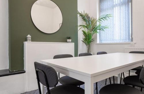 Grangetown House | Spacious 4-Bedroom Apt | Pool Table