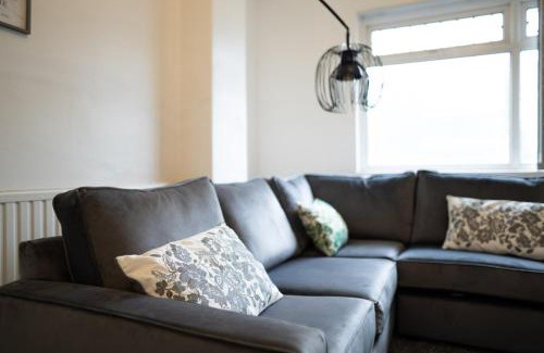 Grangetown House | Spacious 4-Bedroom Apt | Pool Table