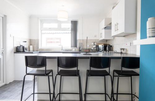 Grangetown House | Spacious 4-Bedroom Apt | Pool Table