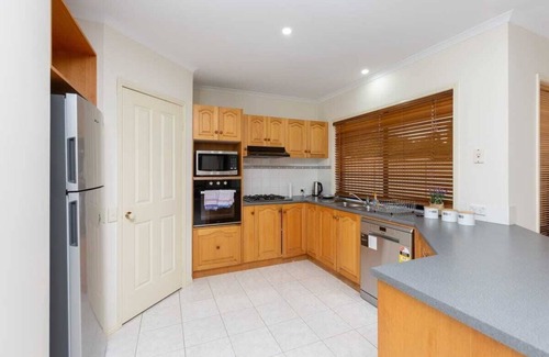 Tarneit House | Spacious 4-Bedroom Family Retreat with Pool at Tarneit