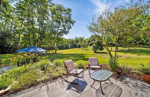 Plato Center House | Spacious 4-bedroom getaway with beautiful patio garden & fitness room, Wifi