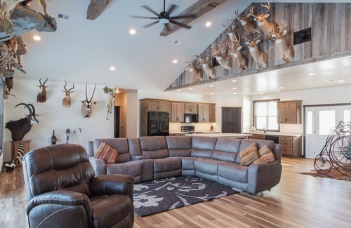 Two Rivers House | Spacious 4-bedroom house with WiFi, in Two Rivers WI, 30 miles from the draft