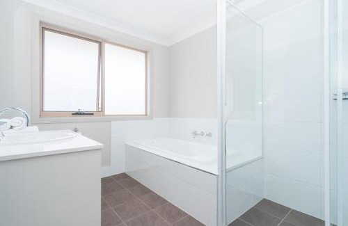 Werrington House | Spacious 4-Bedroom Home Near University & Shops