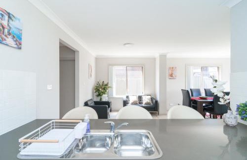 Werrington House | Spacious 4-Bedroom Home Near University & Shops