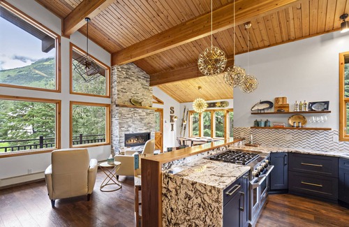 Alyeska House | Spacious 4-bedroom house located on a quiet street with amazing views.