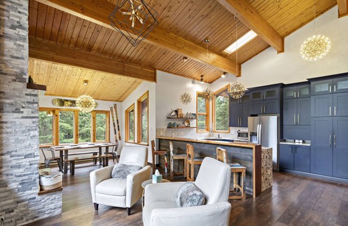 Alyeska House | Spacious 4-bedroom house located on a quiet street with amazing views.