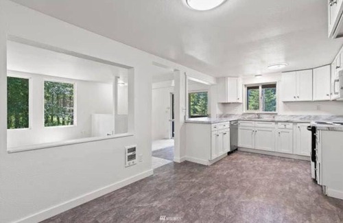 McKenna House | Spacious 4-bedroom house in delightful Roy with WiFi
