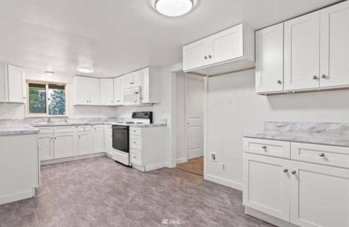McKenna House | Spacious 4-bedroom house in delightful Roy with WiFi