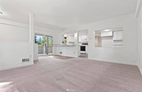 McKenna House | Spacious 4-bedroom house in delightful Roy with WiFi