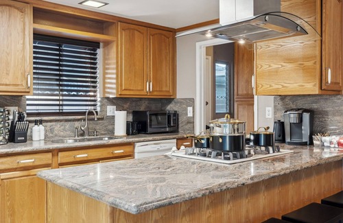 Anaheim Resort House | Spacious 4-bedroom house near Disneyland with WiFi, AC, Private Pool, & Hot Tub