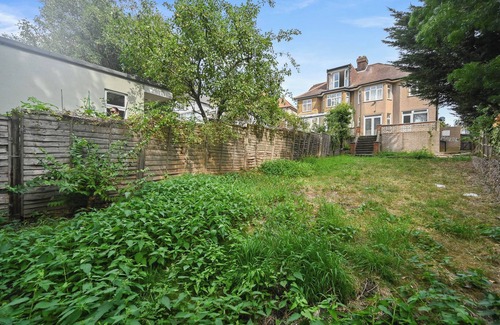 Brondesbury Park House | Spacious 4-Bedroom Luxury Retreat in Willesden