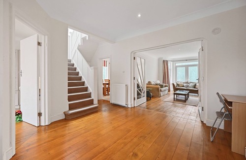 Brondesbury Park House | Spacious 4-Bedroom Luxury Retreat in Willesden