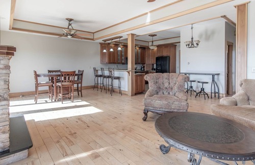 Hammond House | Spacious 4-bedroom overlooking Singer Castle including boat slip on the river