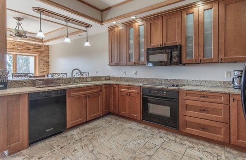 Hammond House | Spacious 4-bedroom overlooking Singer Castle including boat slip on the river