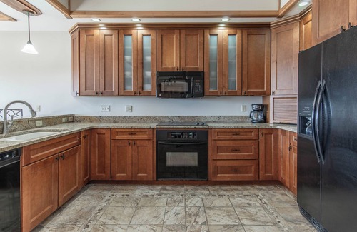 Hammond House | Spacious 4-bedroom overlooking Singer Castle including boat slip on the river