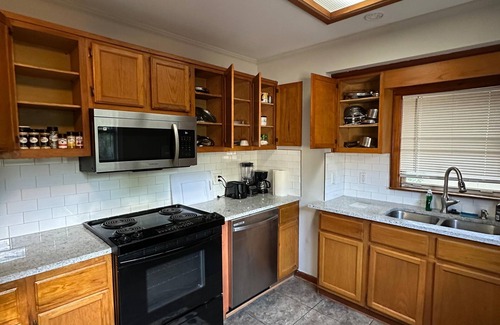 St. Nicholas House | Spacious 4-Bedroom Retreat Near Downtown & San Marco – Jacksonville Charm