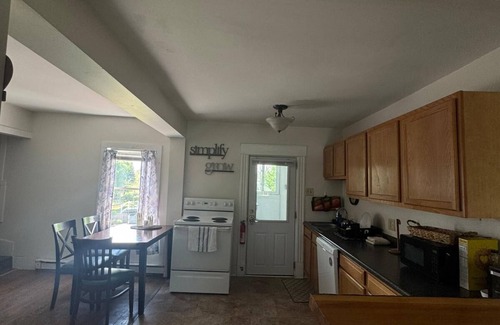 Plattsburgh Apartment | Spacious 4-bedroom apartment with AC, WiFi in charming Plattsburgh