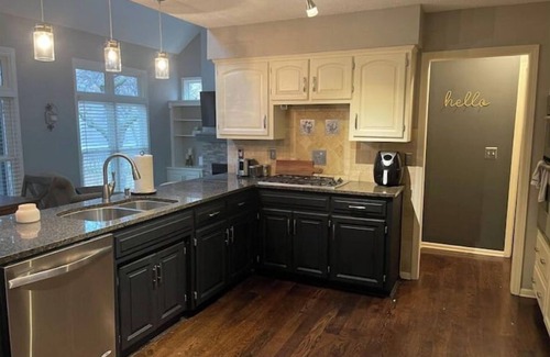 Overland Park House | Spacious 4 BR house; quiet suburb with amazing hwy access!