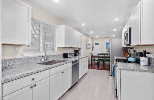 Fresno House | Spacious 4B/2Bth w Great Access to Nat'l Parks