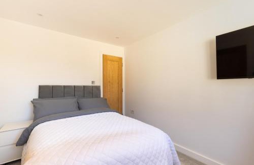 Swindon House | Spacious 4BD Smart Home in Idyllic Rural Setting