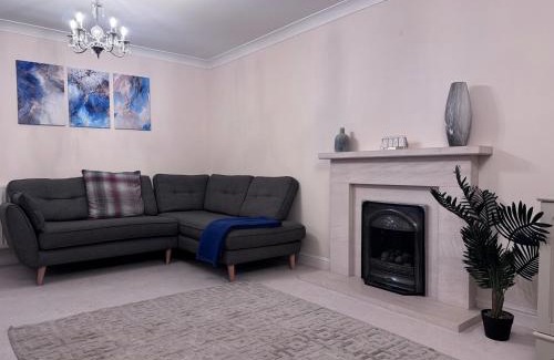 Halghton House | Spacious 4BD House with Character in Coventry