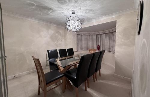 Halghton House | Spacious 4BD House with Character in Coventry